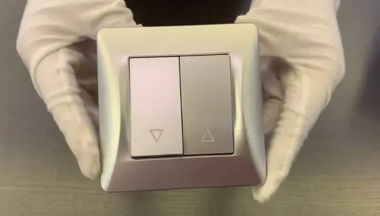 Cortina elétrica montada na parede com interruptor de reinicialização